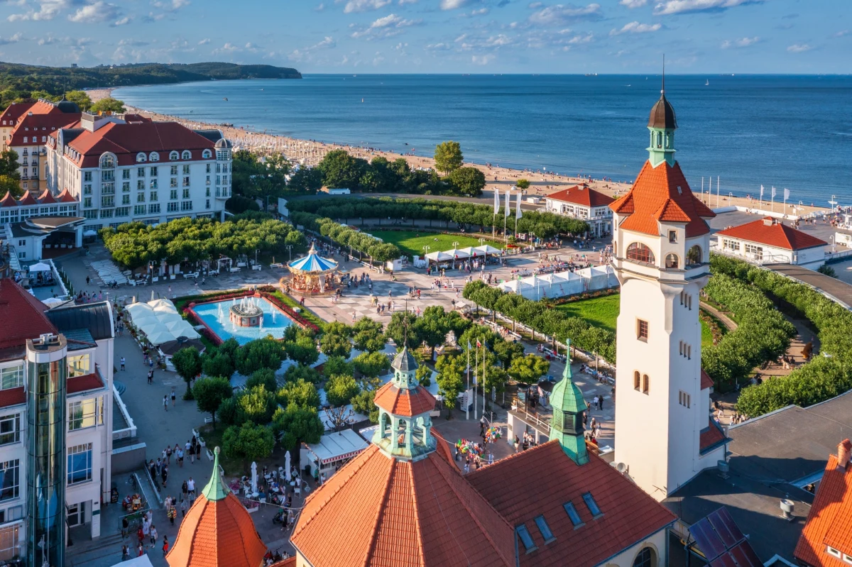 Sopot został wskazany przez redakcję "The Independent" jako jedno  z najlepszych miejsc w Europie na wakacje dla tych, którzy chcą uniknąć letnich upałów. Przy coraz dłuższych i silniejszych falach gorąca na południu kontynentu, polskie kurorty mogą zyskać na popularności wśród turystów z Wielkiej Brytanii i innych krajów Europy Zachodniej.