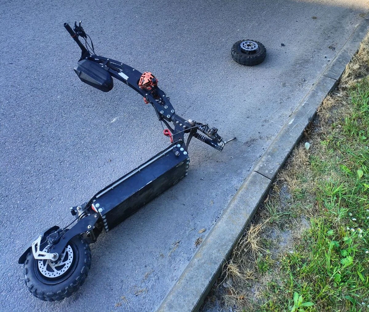 Groźny wypadek miał miejsce we wtorek w Tyszowcach (woj. lubelskie). 13-latek jechał na hulajnodze elektrycznej, siedząc na przewożonym nią głośniku.