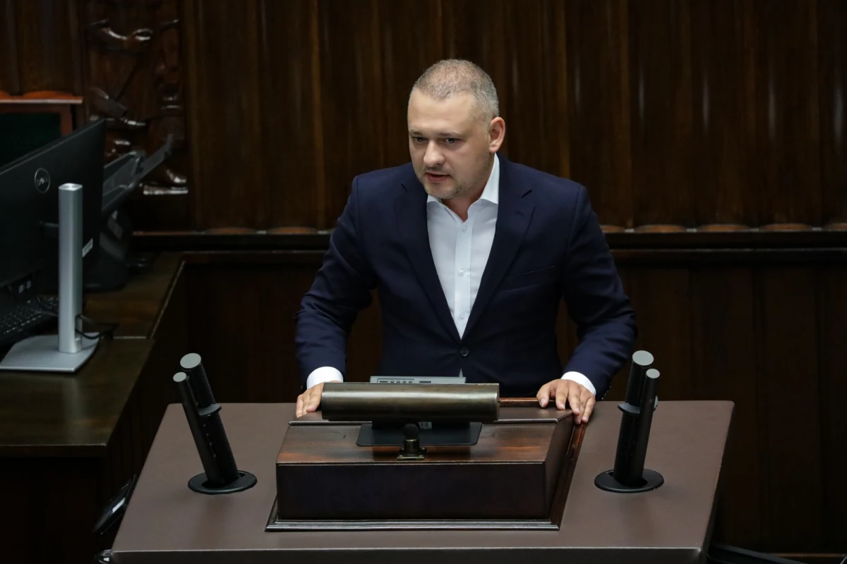 Są błędy formalne we wniosku europejskiej prokurator generalnej Laury Kovesi o uchylenie immunitetu posłowi KO Wojciechowi Królowi. Taką informację przekazał marszałek Sejmu. Dlatego Włodzimierz Czarzasty zwrócił się o uzupełnienie wniosku i przesłanie go za pośrednictwem prokuratora generalnego.