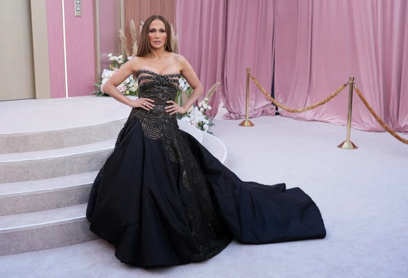 Jennifer Lopez w odważnej sukni haute couture na premierze "Office Romance"