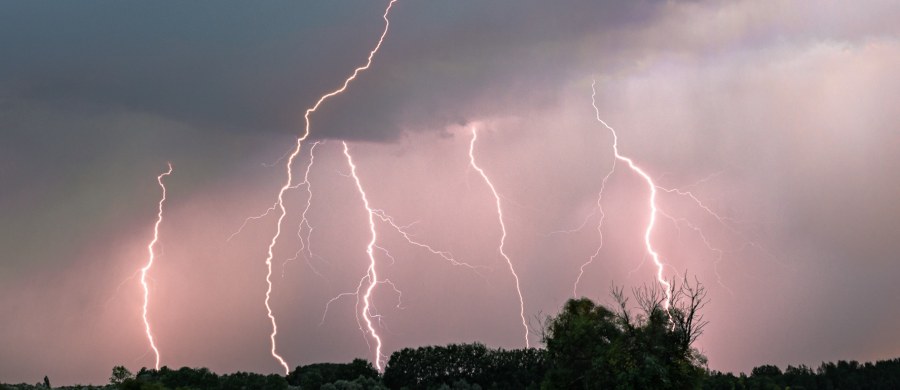 Pogoda da się we znaki na południu Polski. Część Małopolski i Podkarpacia nawiedzą burze. Instytut Meteorologii i Gospodarki Wodnej wydał ostrzeżenia. Niektóre alerty obowiązują do godz. 18:30 w środę, a pozostałe do godz. 7:30 w czwartek.