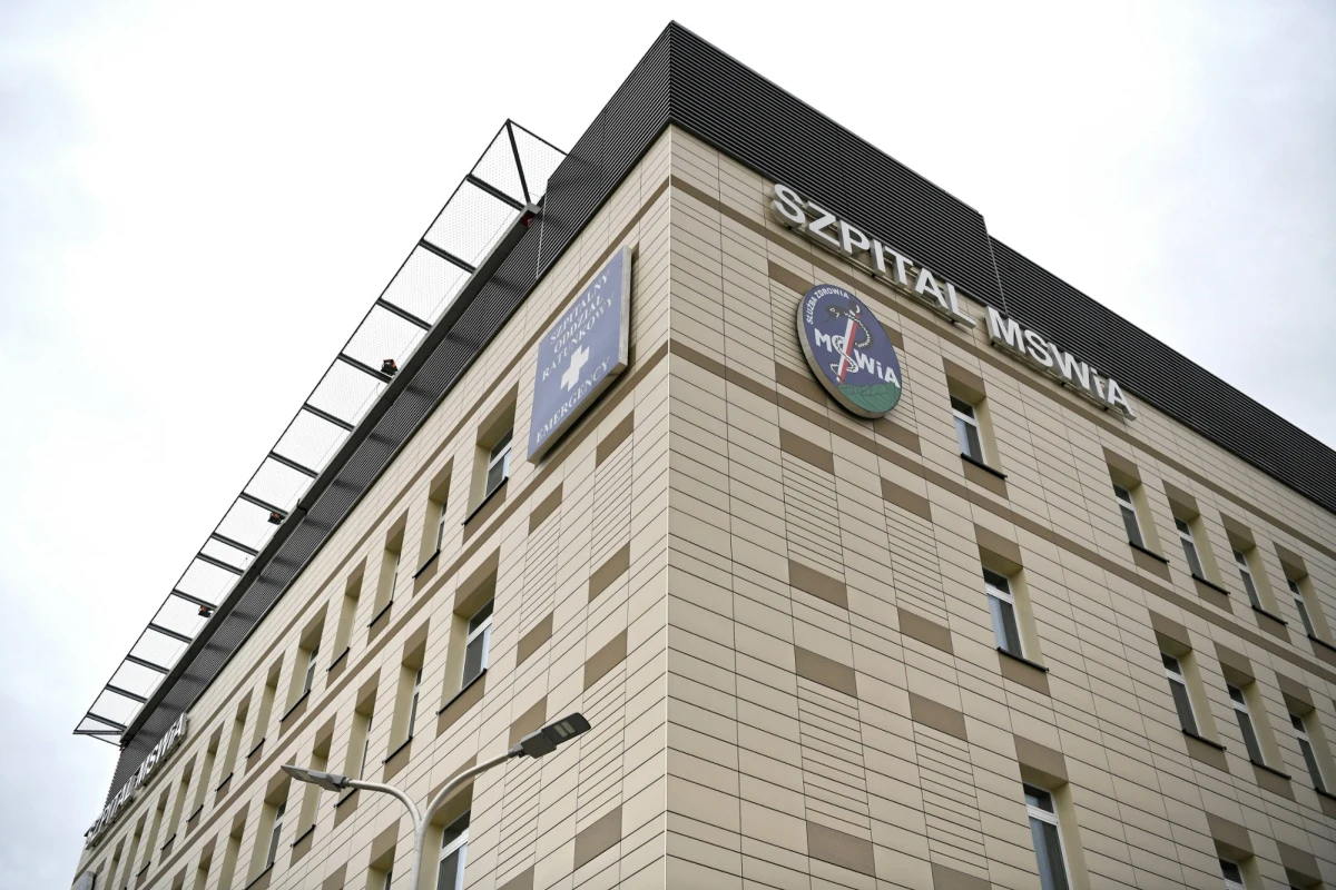 Prokuratura Regionalna w Rzeszowie skierowała do sądu akt oskarżenia przeciwko lekarce szpitala MSWiA. Śledczy uważają, że nieprawidłowości w diagnostyce 29-letniego pacjenta naraziły go na bezpośrednie niebezpieczeństwo utraty życia i doprowadziły do jego nieumyślnej śmierci. Mężczyzna zmarł na przystanku, niedługo po tym, jak wypisano go ze szpitala.