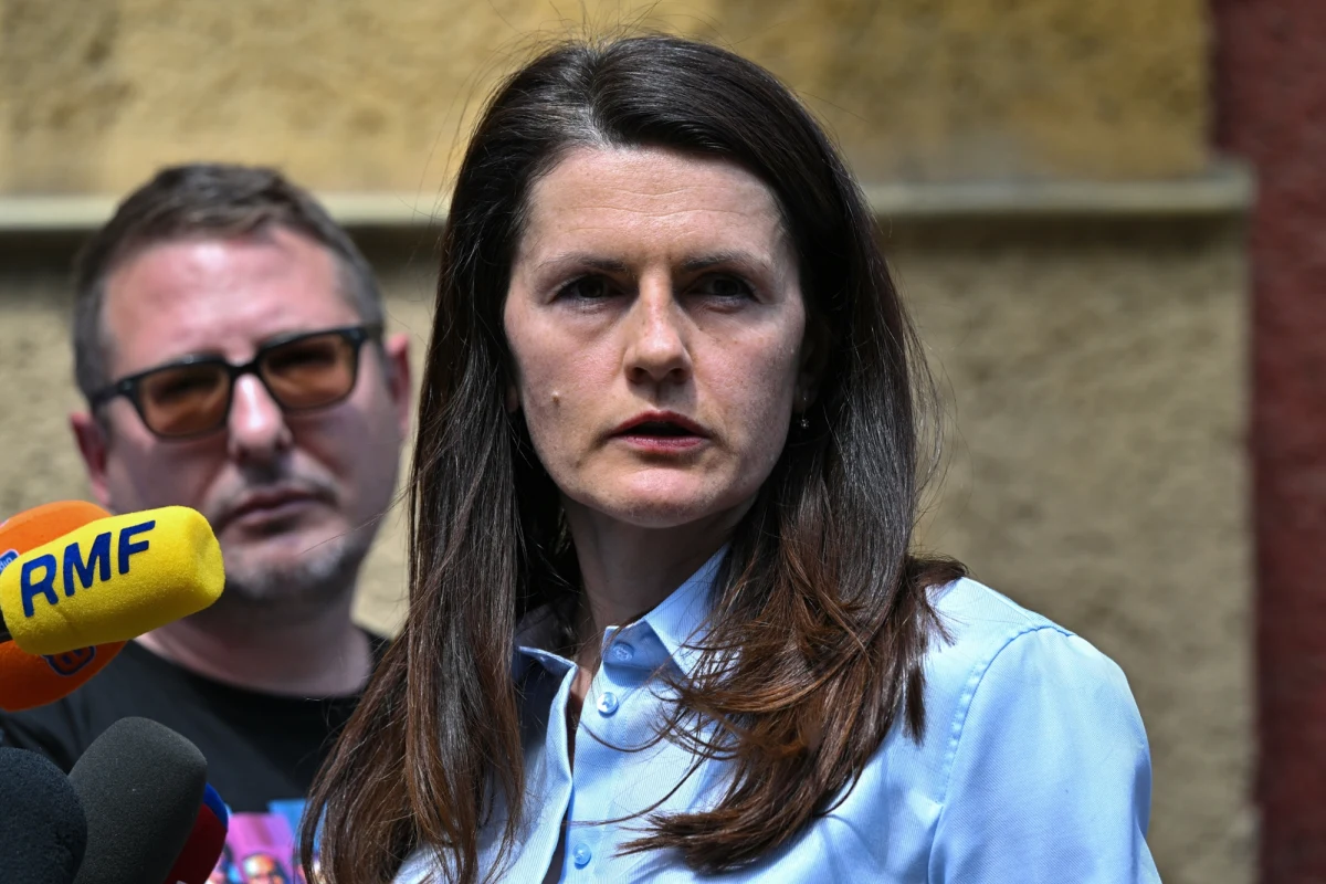 Sprawa fałszywego alarmu w mieszkaniu rodziny prezydenta jest badana. Nikt nie usłyszał w tej sprawie zarzutów - przekazała na konferencji prasowej rzeczniczka Prokuratury Okręgowej Warszawa-Praga prok. Karolina Staros. Do tej pory w sprawie fałszywych alarmów tymczasowo aresztowane zostały dwie osoby. Przedstawione im zarzuty dotyczą TV Republika i alarmu w domu Jarosława Kaczyńskiego.