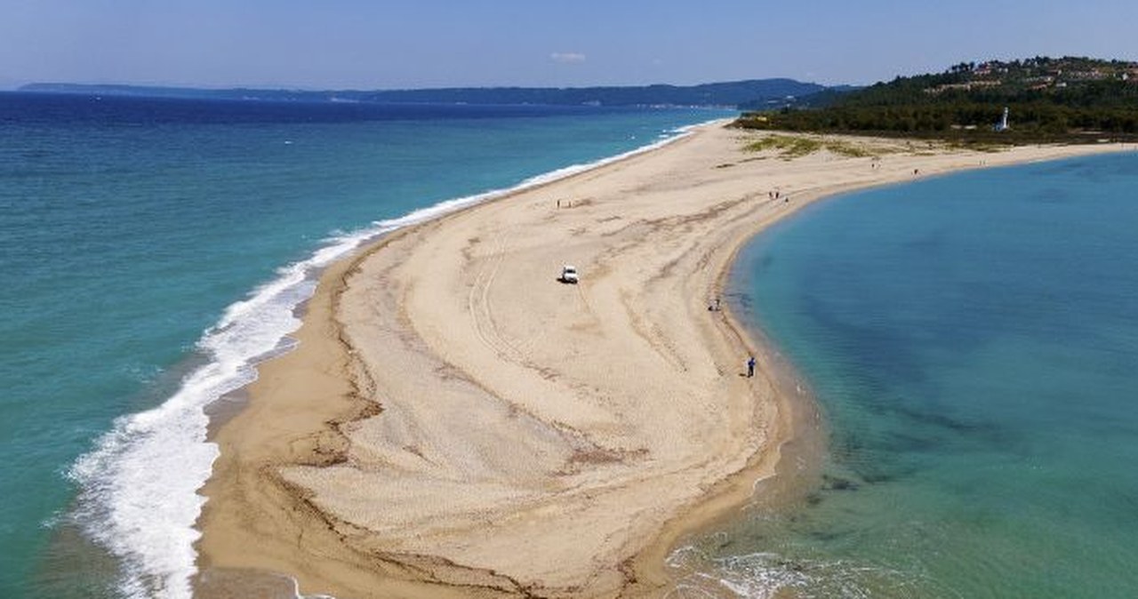 Najbardziej wyjątkowa plaża Grecji. Każdego dnia zmienia swój wygląd