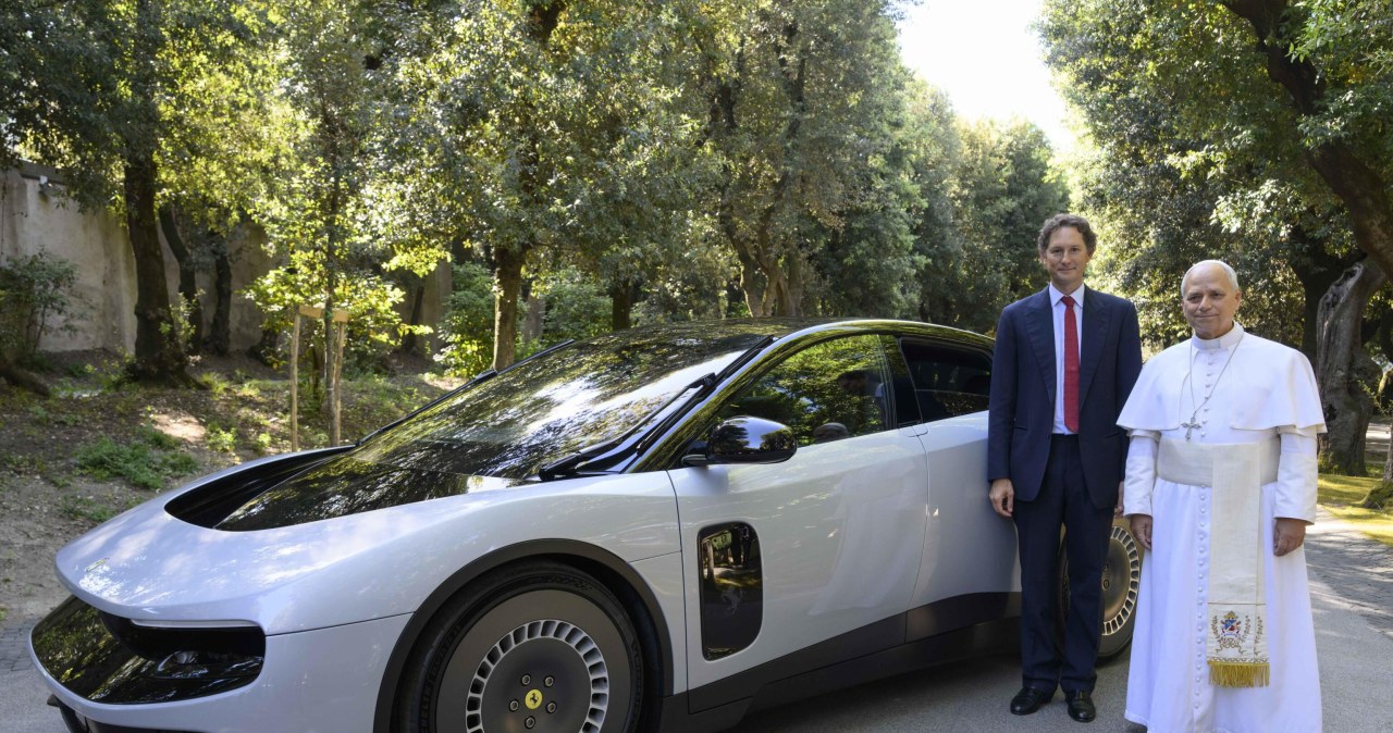 Posadzili papieża w elektrycznym Ferrari. Chwilę później stracili miliardy