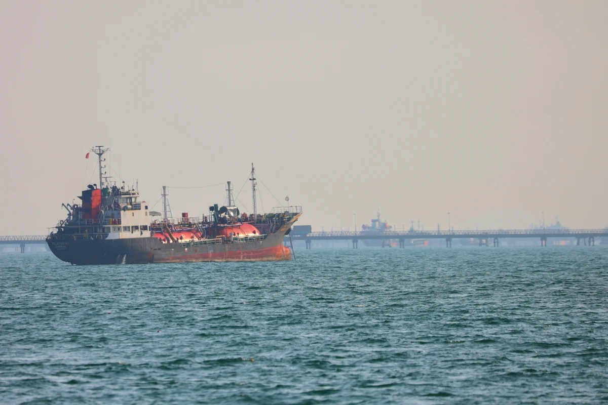 Iran otrzymał projekt wstępnych założeń porozumienia z USA - taką informację przekazała w środę irańska telewizja państwowa. Dokument zakłada, że Iran miałby w ciągu miesiąca przywrócić żeglugę handlową przez cieśninę Ormuz do poziomu sprzed wojny, a USA wycofałyby swoje siły z okolic Iranu i zniosłyby blokadę morską.