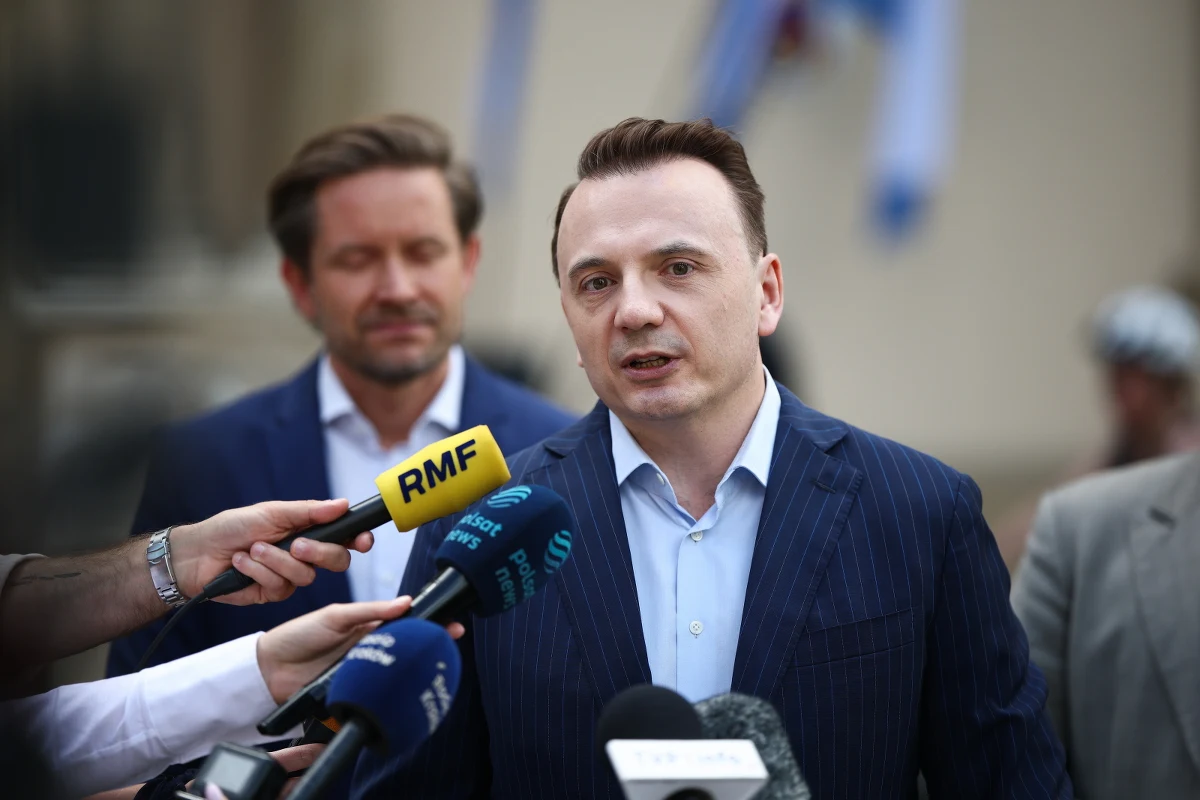 Po niedzielnym referendum, które zakończyło się odwołaniem Aleksandra Miszalskiego z funkcji prezydenta Krakowa, miasto znalazło się w centrum politycznego zamieszania. Najpoważniejszy rywal Miszalskiego z ostatnich wyborów, Łukasz Gibała, nie spieszy się z ogłoszeniem swojej decyzji o starcie w przedterminowych wyborach. "Byłbym nieodpowiedzialny, gdybym dzisiaj zadeklarował, czy startuję, czy nie" – powiedział Gibała.