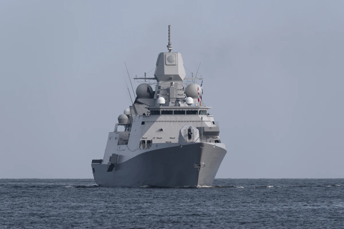 W odpowiedzi na rosnące napięcia na Bliskim Wschodzie i zagrożenia dla światowej żeglugi, Holandia ogłosiła wysłanie niszczyciela min Zr.Ms. Willemstad na Morze Śródziemne. Jednostka będzie gotowa do natychmiastowego skierowania do cieśniny Ormuz, jeśli sytuacja bezpieczeństwa będzie tego wymagać.