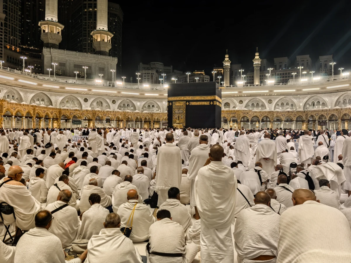Ponad 1,7 miliona muzułmanów z całego świata zgromadziło się w Mekce, by wziąć udział w jednym z najważniejszych wydarzeń w świecie islamu – dorocznej pielgrzymce hadżdż. Kulminacyjnym momentem jest rytuał kamienowania szatana, przypominający o odrzuceniu pokus i wierności Bogu. Współczesny hadżdż to nie tylko duchowe przeżycie, ale także gigantyczne przedsięwzięcie logistyczne i ekonomiczne.