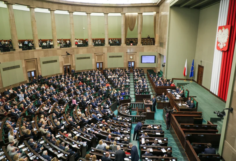 KO liderem, ale w Sejmie rysuje się inna większość. Nowy sondaż