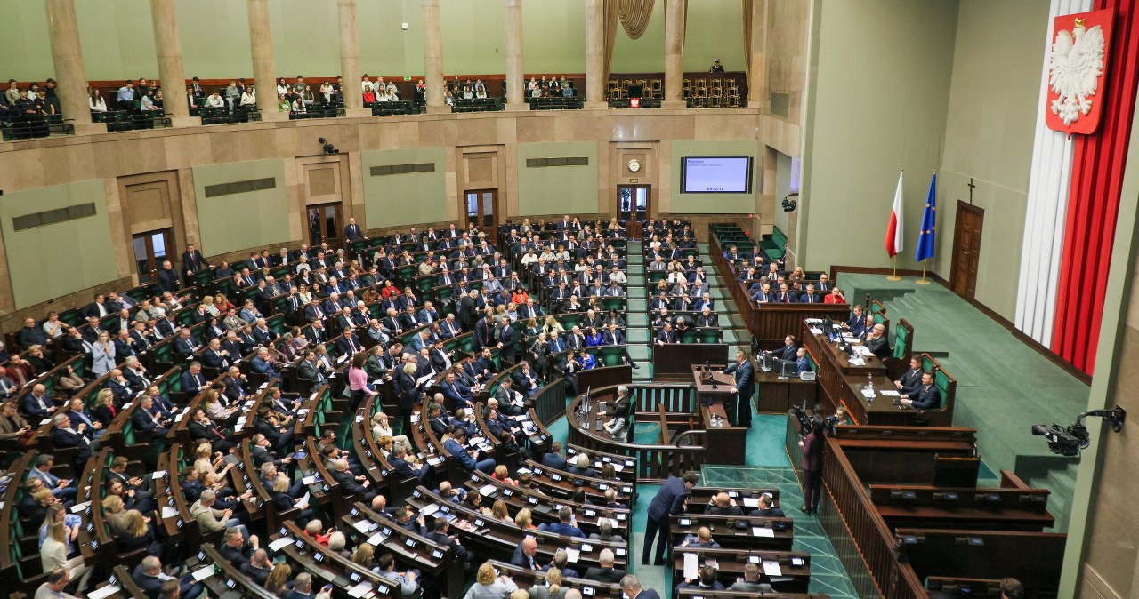 KO liderem, ale w Sejmie rysuje się inna większość. Nowy sondaż