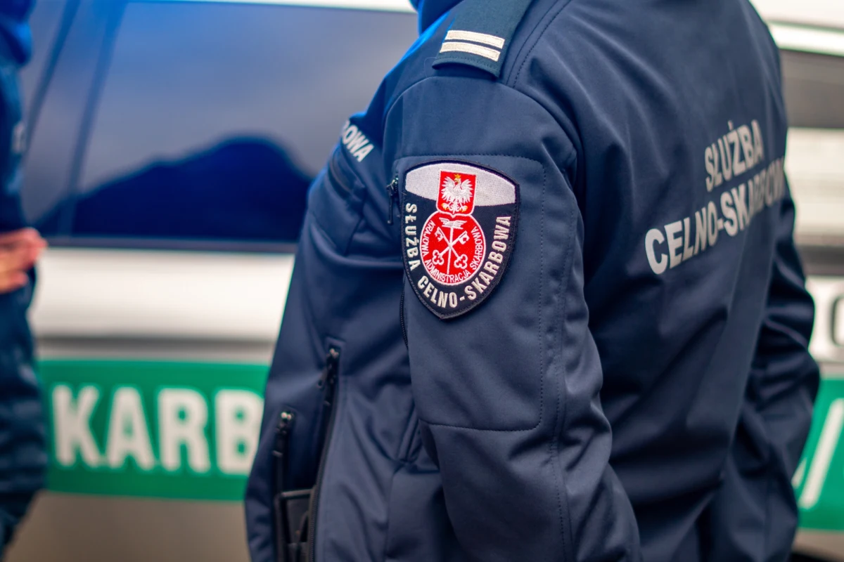 Funkcjonariuszka służby celnej Magdalena W. oraz pięć innych osób usłyszało zarzuty udziału w grupie przestępczej wywożącej na Białoruś m.in. części samochodowe i maszyny objęte sankcjami unijnymi. Kobieta miała przyjąć też ponad 160 tys. zł łapówki.
