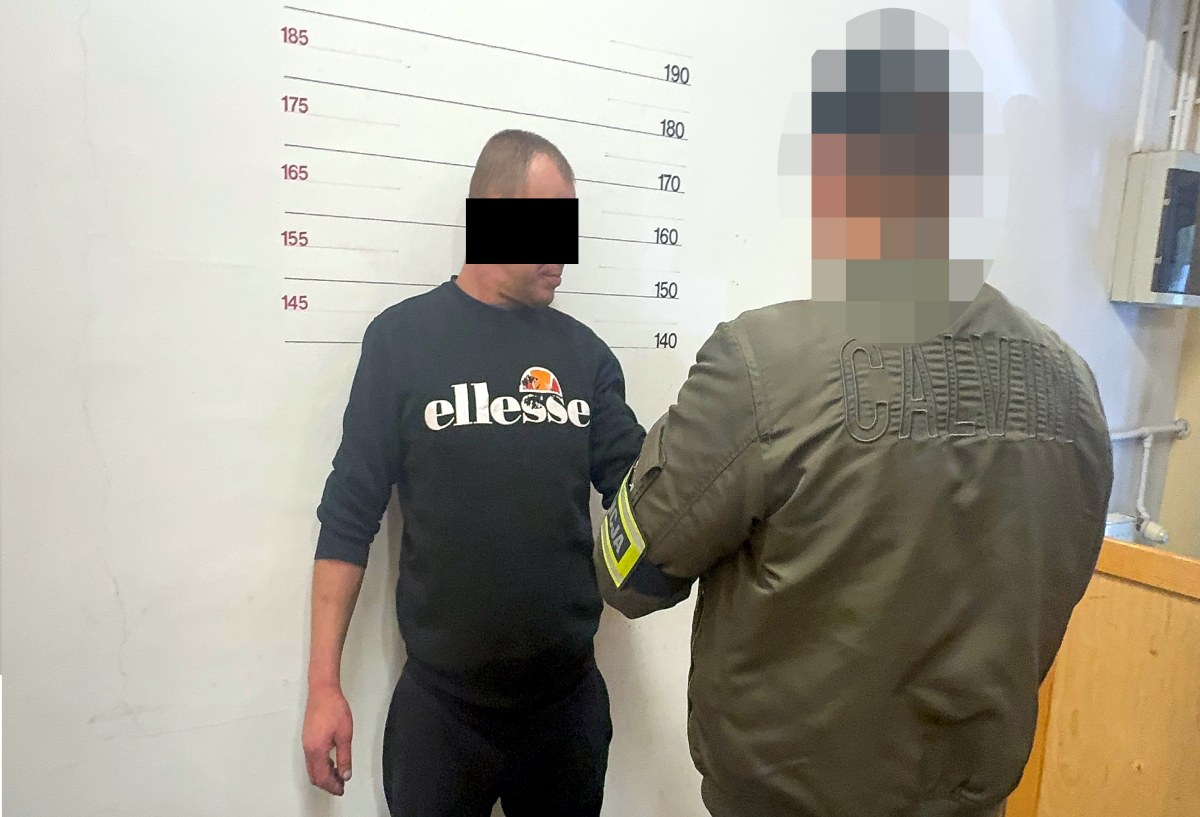 Zwabił i porwał mężczyznę sprzed klubu. Przed policją schował się pod łóżkiem