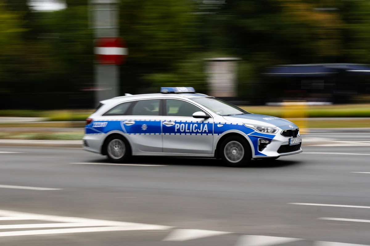 Policja poszukuje kierowcy, który w nocy zorganizował niebezpieczny rajd ulicami Lublina. Mężczyzna uciekał przed funkcjonariuszami, jadąc pod prąd i przez chodnik, a swoją brawurową jazdę zakończył na słupie sygnalizacji świetlnej. Po wypadku uciekł z miejsca zdarzenia.
