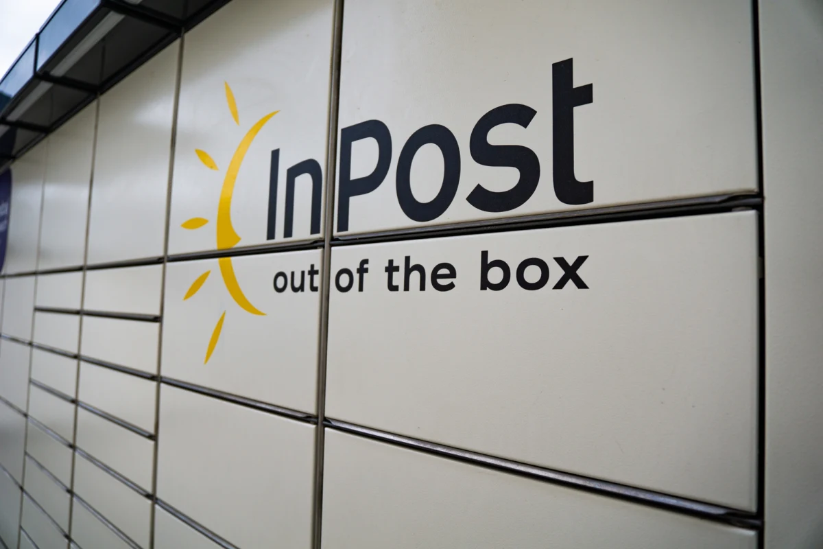 Firma InPost chwali się nową usługą. Z siedmiu popularnych turystycznie krajów UE można już nadać przesyłkę do Polski. Ma to być alternatywa np. dla zabierania dużej walizki na pokład samolotu.