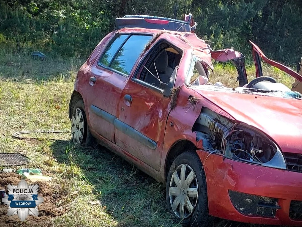 W miejscowości Trzebucza doszło do groźnego wypadku drogowego z udziałem 20-letniego mieszkańca powiatu siedleckiego. Mężczyzna, który nie posiadał prawa jazdy, prowadził samochód w fatalnym stanie technicznym, a po spowodowaniu kolizji uciekł z miejsca zdarzenia. Policja szybko ustaliła jego tożsamość i zatrzymała go w miejscu zamieszkania.