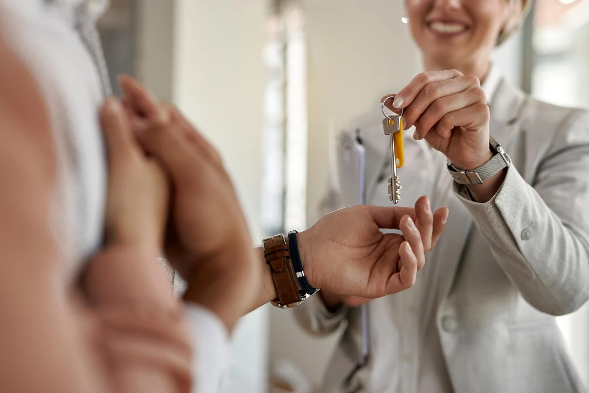 Mieszkanie przeznaczone na najem krótkoterminowy musi działać trochę jak mały apartament hotelowy, ale nadal powinno dawać gościom poczucie swobody i domowego komfortu. Nie wystarczy wstawić łóżka, stołu i kilku talerzy. Gość ocenia lokal od pierwszego zdjęcia, a potem od pierwszych minut po wejściu do środka. Zwraca uwagę na czystość, zapach, wygodę łóżka, dostęp do internetu, sposób odbioru kluczy i to, czy wszystko znajduje się tam, gdzie powinno.