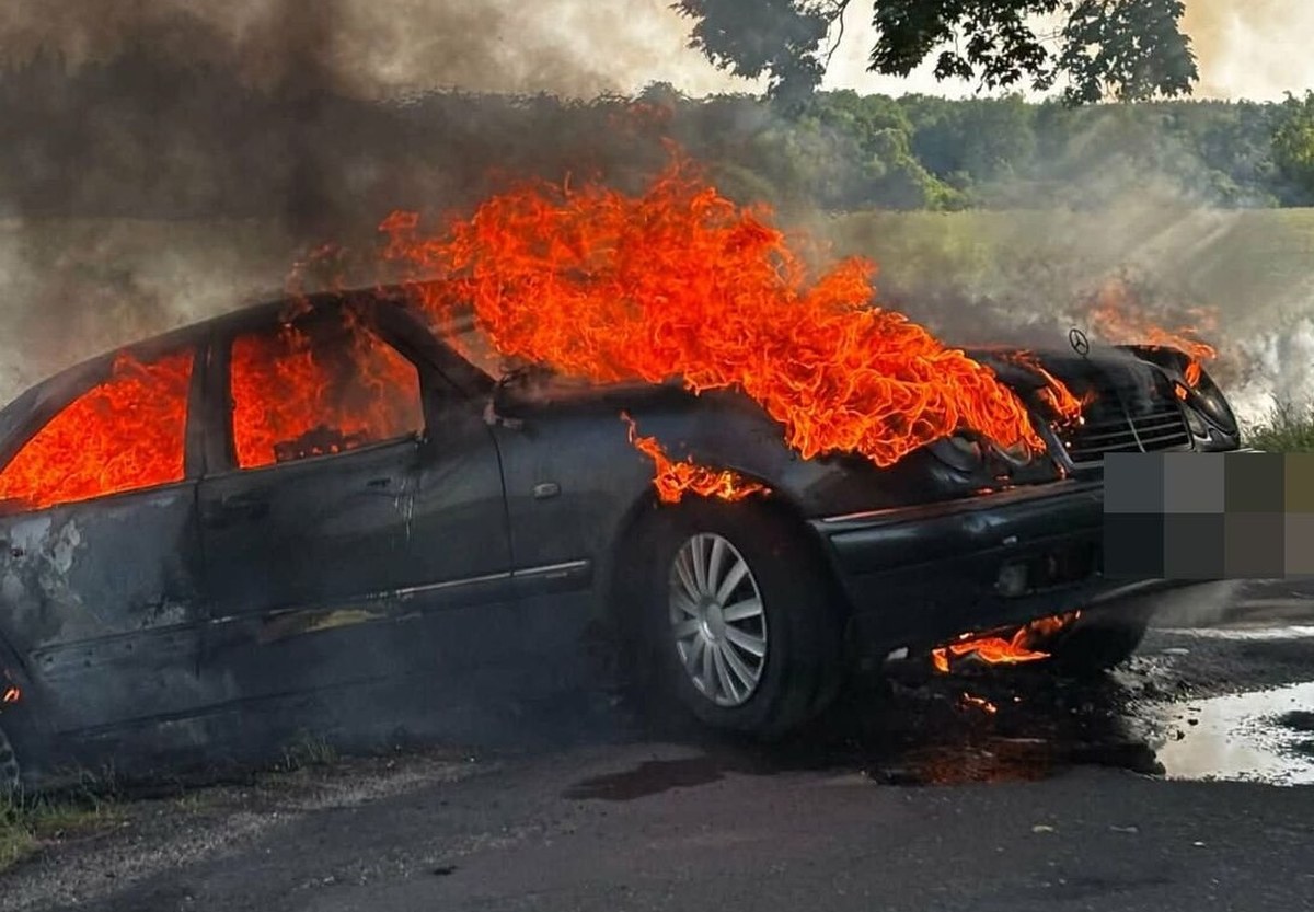 Mercedes stanął w ogniu. Nietrzeźwy kierowca uciekł, ale zdradziła go jedna rzecz