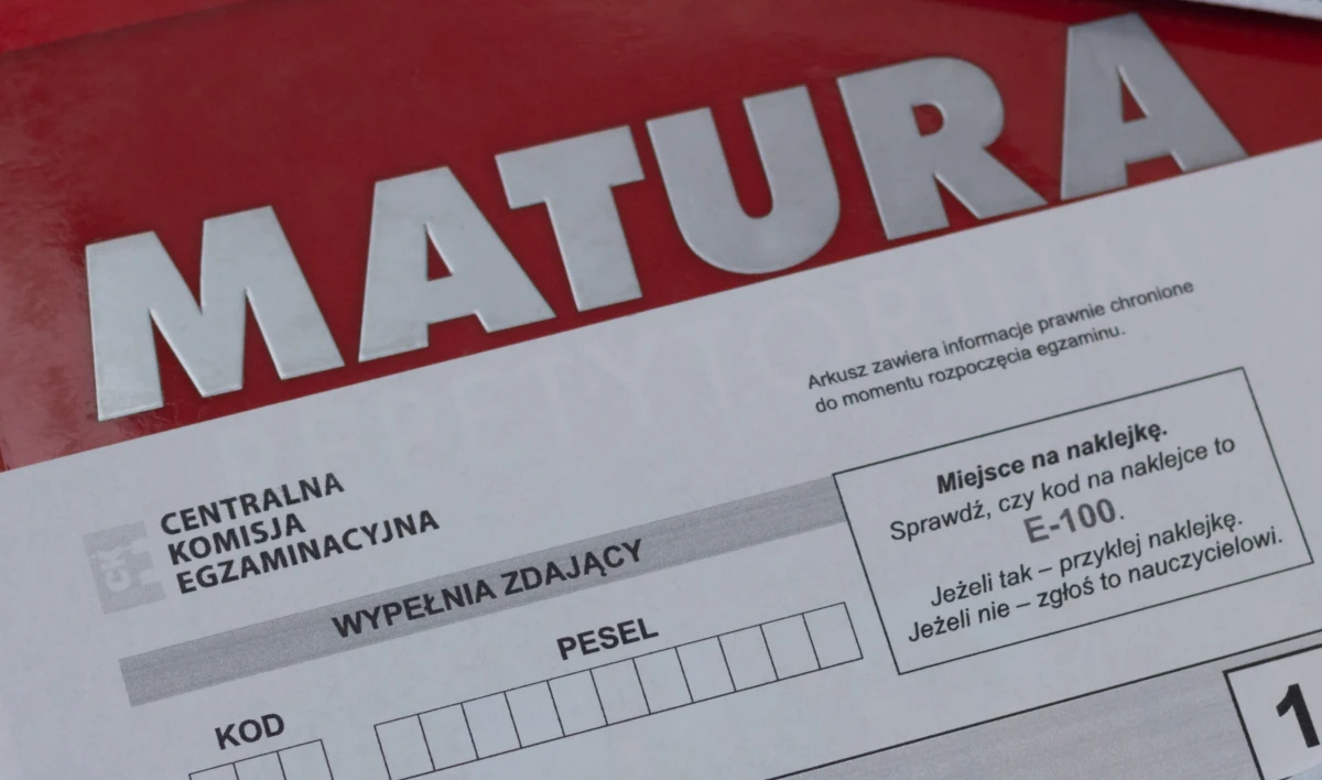 To nie koniec walki z nieprawidłowościami na maturze. Dyrektor CKE Robert Zakrzewski złożył w prokuraturze kolejne zawiadomienia w sprawie publikacji w internecie zdjęć arkuszy maturalnych. Dotyczy arkuszy z biologii, geografii, fizyki, informatyki, historii, WOS oraz języka polskiego i matematyki na poziomie rozszerzonym.