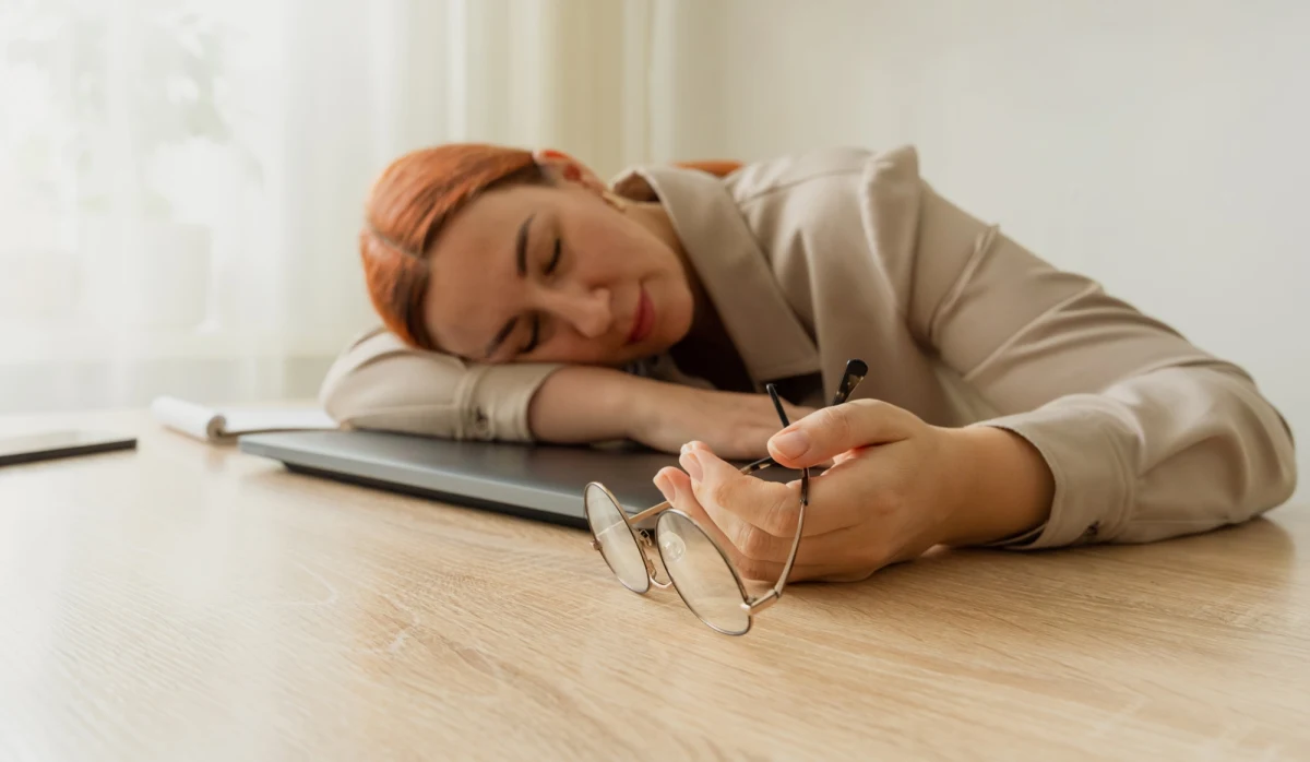 Przewlekłe zmęczenie to coraz powszechniejszy problem współczesnego społeczeństwa. W świecie, gdzie tempo życia nieustannie przyspiesza, a obowiązków przybywa, coraz więcej osób skarży się na brak energii, spadek motywacji i trudności w codziennym funkcjonowaniu. Wyniki najnowszych badań naukowców z Uniwersytetu w Osace w Japonii wskazują, że kluczową rolę może odgrywać nie tylko brak odpoczynku, ale również niedobory określonych składników odżywczych, szczególnie witaminy B12 i kwasu foliowego. Pisze o tym w niedawnym numerze czasopismo "Nutrients". 
