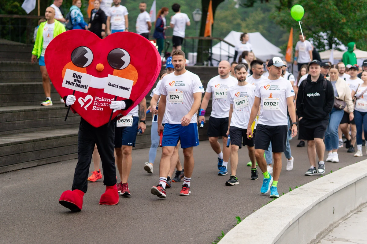 Fundacja Poland Business Run rusza z otwartymi treningami biegowymi dla mieszkańców Krakowa i Warszawy. Organizator największej charytatywnej sztafety biznesowej w Polsce zaprasza wszystkich, którzy chcą aktywnie spędzić czas, zadbać o kondycję i poczuć sportową atmosferę przed startem. Zajęcia poprowadzą profesjonalni trenerzy, a oprócz przygotowań do startu nie zabraknie motywacji, integracji i dobrej energii. Pierwszy wspólny trening odbędzie się już w sobotę, 30 maja. 