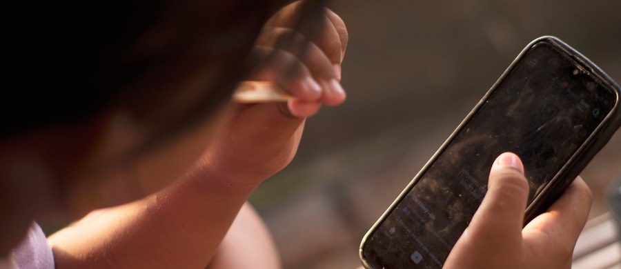 Coraz więcej dzieci i nastolatków spędza znaczną część dnia przed ekranem smartfona, komputera lub tabletu. Dla wielu rodziców internet stał się naturalnym elementem codzienności ich dzieci — narzędziem nauki, rozrywki i kontaktu z rówieśnikami. Eksperci alarmują jednak, że granica między zwykłym korzystaniem z nowych technologii a uzależnieniem behawioralnym bywa bardzo cienka.