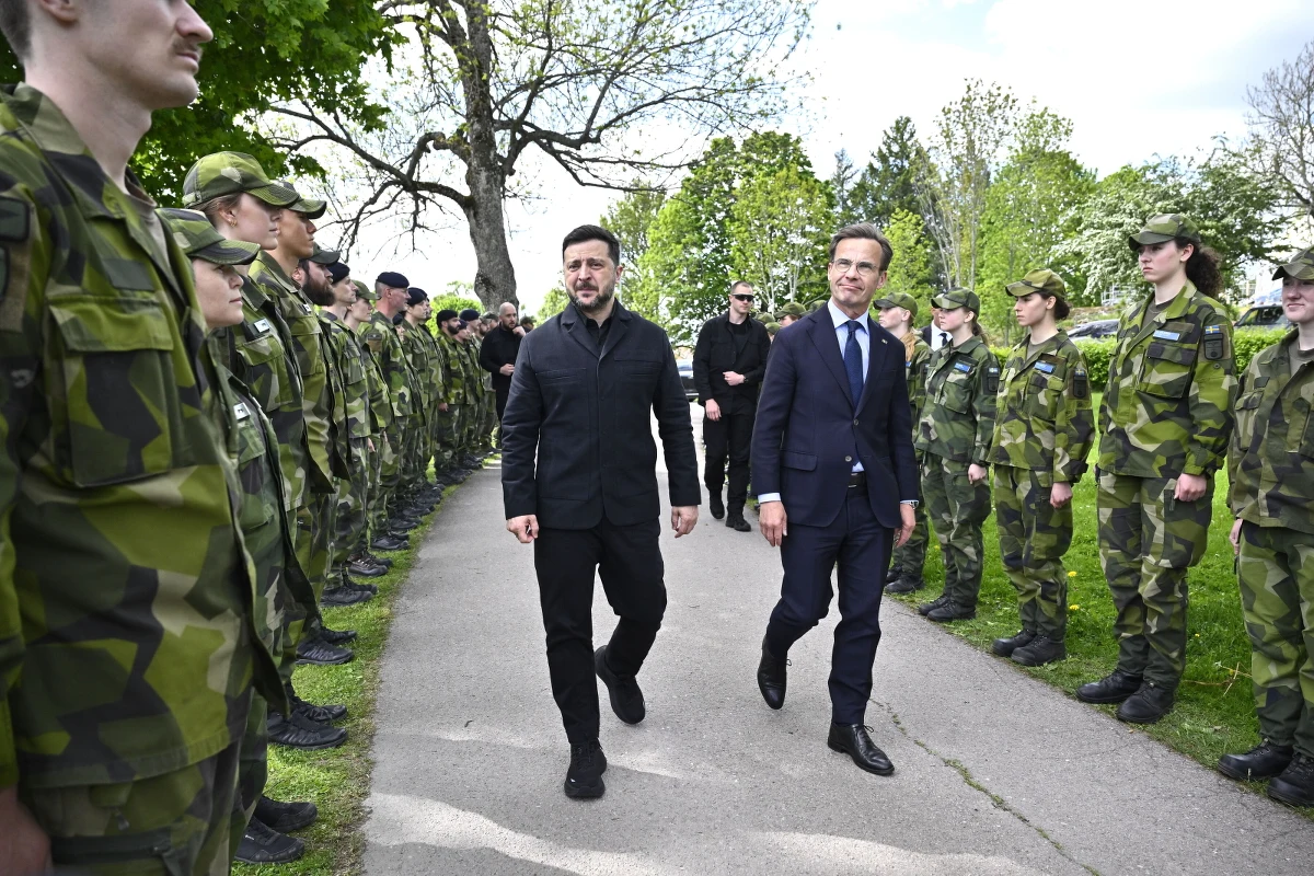 Szwecja przekaże Ukrainie 16 nowoczesnych myśliwców JAS 39 Gripen C/D wraz z amunicją i rozpoczynie sprzedaż kolejnych 20 maszyn nowszej generacji. Premier Ulf Kristersson i prezydent Wołodymyr Zełenski podpisali w Uppsali przełomowe porozumienie, które może całkowicie odmienić sytuację na froncie. "To będzie game changer dla ukraińskiej obrony powietrznej" – podkreśla szwedzki premier.