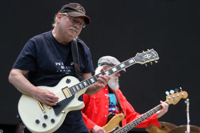 W młodości kazali mu porzucić gitarę! Gdyby posłuchał, nie powstałby Dżem