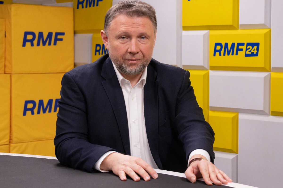 Są zatrzymani ws. fałszywych alarmów, śledztwo trwa. Czy wszystkie wątki się łączą, w tym zgłoszenie dotyczące mieszkania matki prezydenta? Czy służby obserwują efekt naśladownictwa i wzrost liczby podobnych incydentów, np. w szkołach czy szpitalach? Zapytamy o ewentualne zmiany systemowe i o to, czy państwo może działać szybciej, nie tracąc skuteczności - zwłaszcza w odpowiedzi na zarzuty opozycji o opóźnioną reakcję. Gościem Tomasza Terlikowskiego w Porannej rozmowie w RMF FM będzie Marcin Kierwiński, minister spraw wewnętrznych i administracji z Koalicji Obywatelskiej.