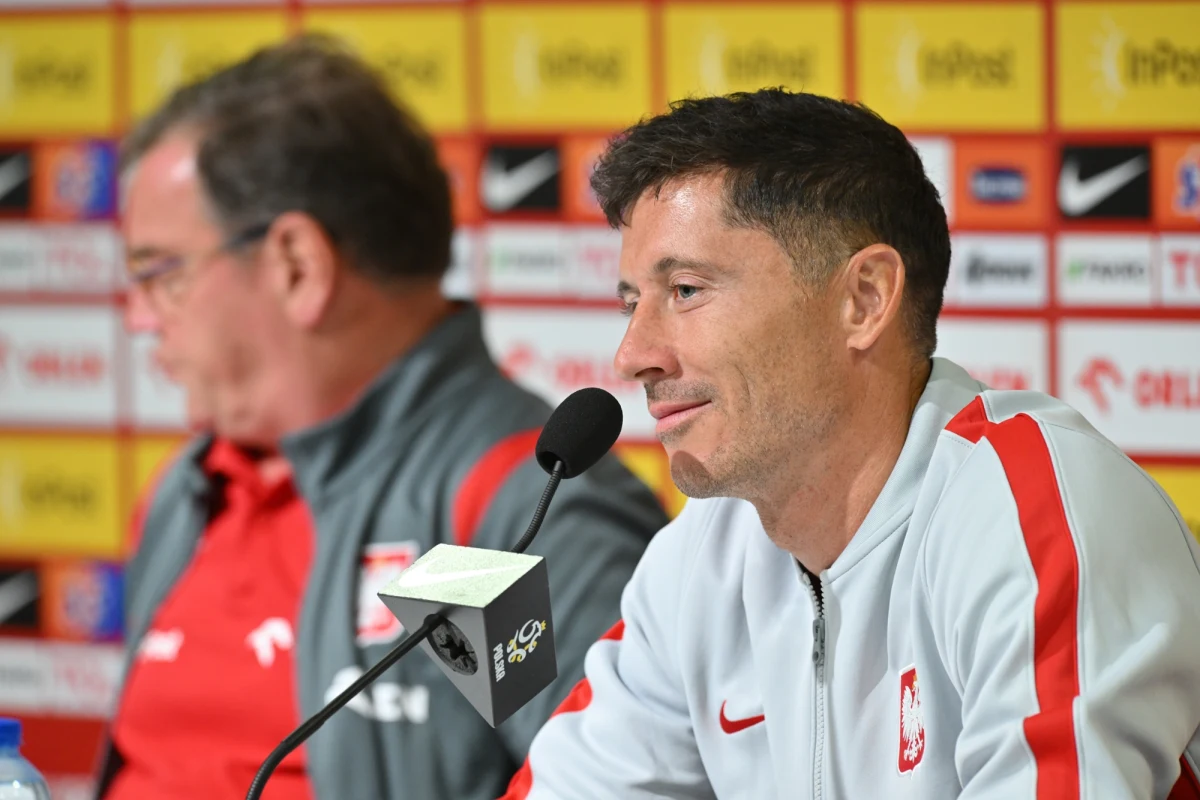 Robert Lewandowski, kapitan piłkarskiej reprezentacji Polski, powiedział w czasie czwartkowej konferencji prasowej przed towarzyskimi meczami z Ukrainą i Nigerią, że na razie nie wie, kiedy zakończy karierę w kadrze narodowej. "Nie ma konkretnej daty. Może za jakiś czas będę wiedział więcej" - dodał.