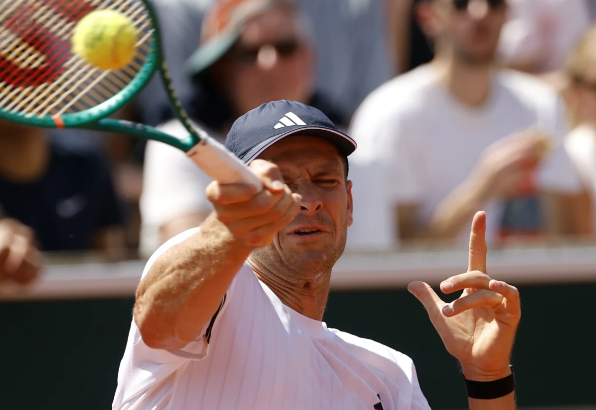 Hubert Hurkacz przegrał z rozstawionym z numerem 19. amerykańskim tenisistą Francesem Tiafoe 7:6 (7-5), 6:7 (5-7), 4:6, 7:6 (7-1), 4:6 w drugiej rundzie wielkoszlemowego French Open. Rozgrywane w upale spotkanie trwało aż cztery godziny i 43 minuty.