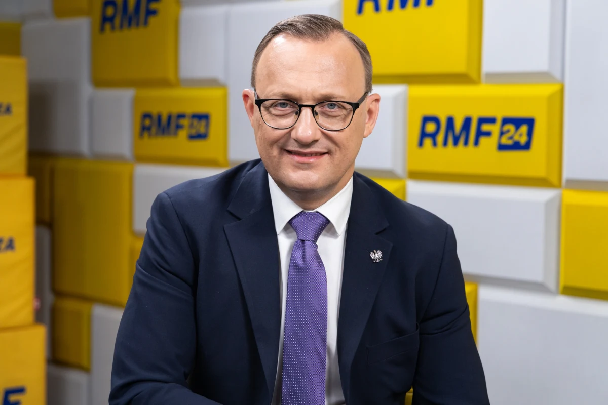 W czwartek w Dowództwie Komponentu Wojsk Obrony Cyberprzestrzeni podpisano pierwsze umowy w ramach unijnego mechanizmu SAFE. Komentując tę sprawę w Popołudniowej rozmowie w RMF FM, rzecznik prezydenta Rafał Leśkiewicz powiedział, że prezydencka propozycja była dużo lepsza. "Prezydent zaproponował swoje rozwiązanie, miał prawo zawetować" - przyznał Leśkiewicz. "Prezydent nie żałuje, że zawetował SAFE" - dodał.
