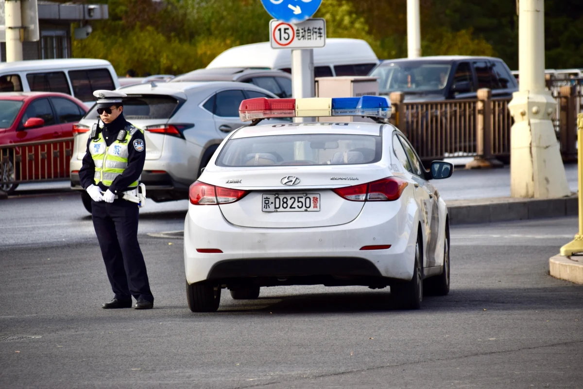 Trzynaście osób zginęło, a trzy zostały ranne w zderzeniu przepełnionego minibusa z ciężarówką w prowincji Henan w środkowych Chinach. Według ustaleń lokalnych władz 9-osobową furgonetką podróżowało 16 osób. Wśród ofiar jest kierowca.