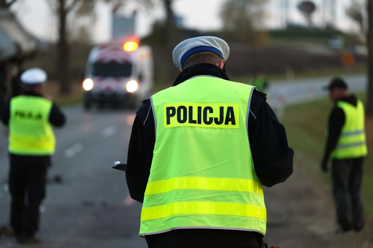 Na drodze krajowej 28 w Jaroszowicach między Wadowicami i Suchą Beskidzką (Małopolska) doszło w czwartkowe popołudnie do śmiertelnego wypadku. Osobowy Seat zderzył się z ciężarówką Scania. W wypadku zginął kierowca osobówki - mł. asp. Mateusz Fidelus, policjant Komendy Powiatowej Policji w Wadowicach.
