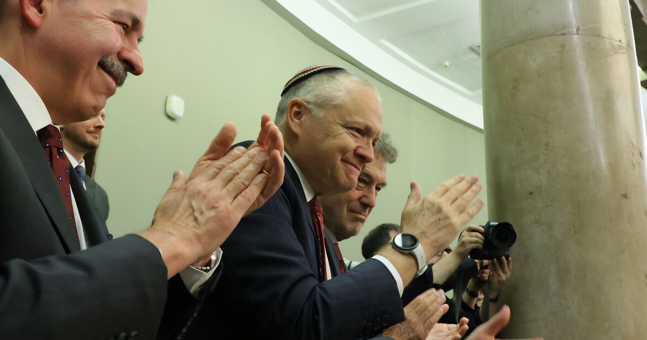 Owacje na stojąco w Sejmie, na sali ambasador USA. "Ważna data"