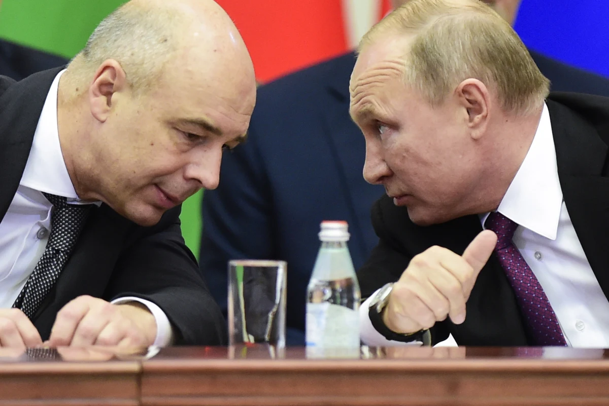 Wojna przeciwko Ukrainie kosztuje Rosję znacznie więcej, niż zakładano. Jak wynika z poufnego listu ministra finansów Antona Siłuanowa, do którego dotarł "Financial Times", tegoroczne wydatki wojskowe Rosji wzrosną o 2 biliony rubli, czyli ok. 28 miliardów dolarów. Aby ratować budżet, Kreml jest zmuszony do rozważenia poważnych cięć w innych obszarach.