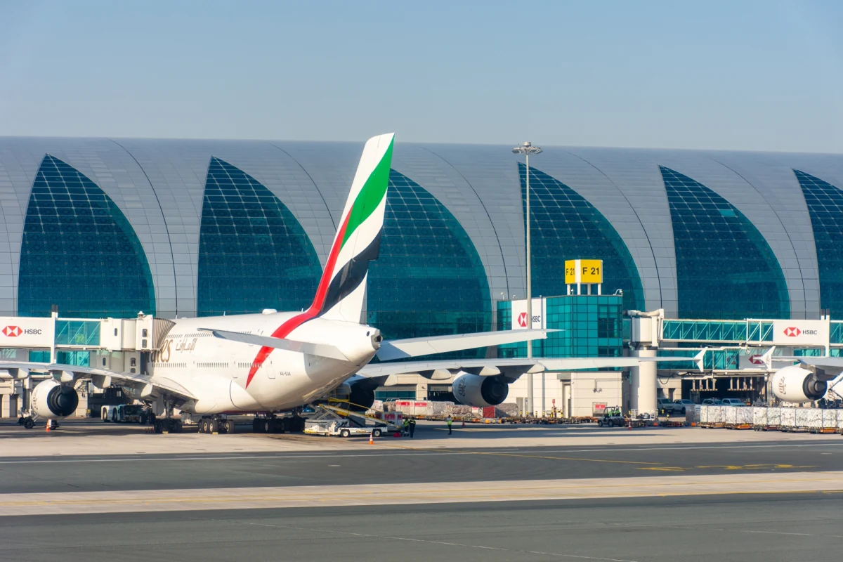 To koniec ery, którą znały miliony podróżnych z całego świata. Międzynarodowy port lotniczy w Dubaju (DXB), uznawany za najruchliwszy węzeł przesiadkowy globu, zostanie zamknięty na zawsze. Władze emiratu podjęły już ostateczną decyzję – ruch zostanie całkowicie wygaszony, a flagowe linie lotnicze przeniosą się w zupełnie nowe miejsce. Na pustyni rośnie już gigant, który ma zrewolucjonizować rynek lotniczy.