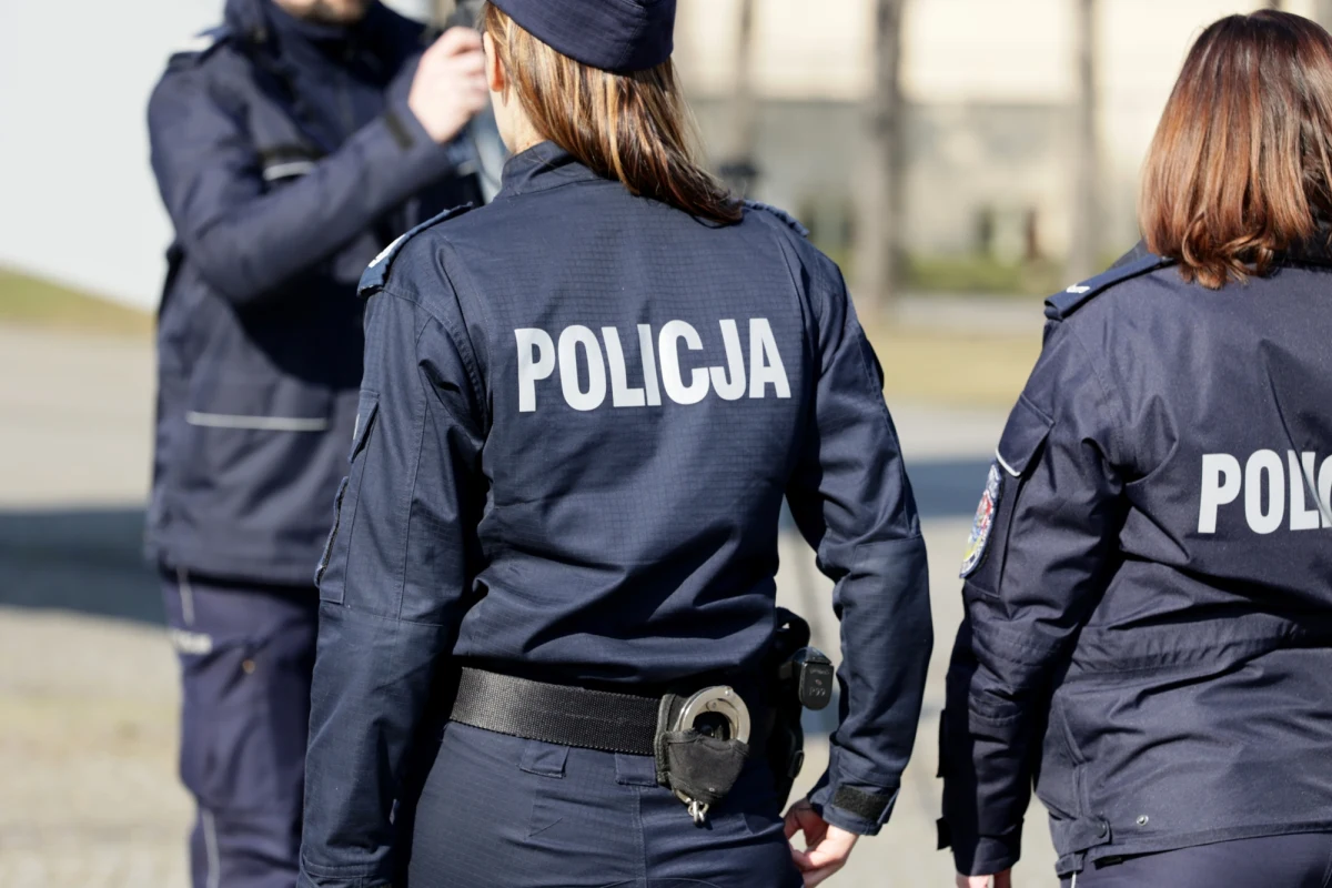 Sąd Okręgowy w Radomiu utrzymał w mocy wyrok skazujący byłą policjantkę za próbę wyłudzenia odszkodowania. Funkcjonariuszka drogówki zgłosiła kradzież i podpalenie swojego BMW, jednak śledczy ustalili, że cała sprawa została upozorowana. Kobieta została skazana na rok więzienia w zawieszeniu na dwa lata.