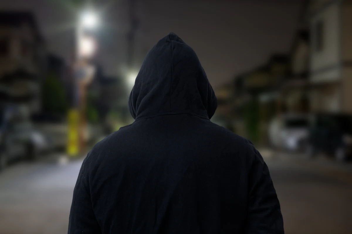 Szwecja zaostrza walkę z przestępczością zorganizowaną. Pierwsze 11 osób powiązanych z gangami, a przebywających poza granicami kraju, straciło pozwolenie na pobyt w skandynawskim kraju - poinformowała policja w Sztokholmie. Decyzja ta ma utrudnić im dalszą działalność i ograniczyć wpływy przestępczych grup.