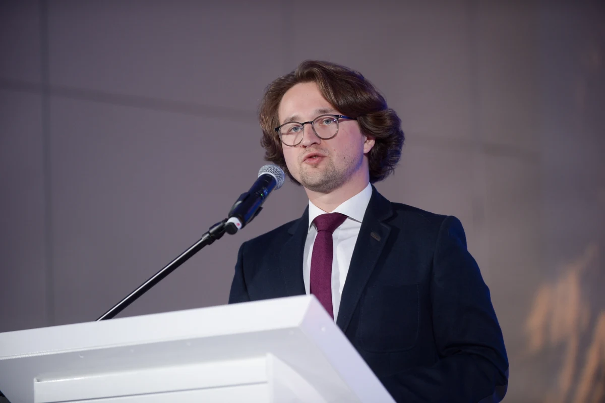 Dr Michał Sopiński nie jest już rektorem-komendantem Akademii Wymiaru Sprawiedliwości. Minister sprawiedliwości Waldemar Żurek odwołał go w związku z rażącym i uporczywym naruszaniem przepisów prawa.