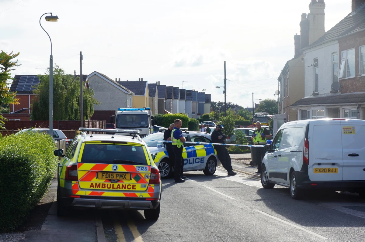 Szokująca tragedia w Southampton na południu Anglii. 18-letni polski student Henry Nowak, brutalnie zaatakowany nożem, został aresztowany przez policję zamiast otrzymać pomoc medyczną. Wszystko przez fałszywe oskarżenia o rasizm, które rzucił jego napastnik. Sprawa odbiła się szerokim echem w brytyjskich mediach i trafiła nawet na forum Izby Gmin. Teraz niezależny urząd nadzorujący działania policji IOPC prowadzi w tej sprawie śledztwo.