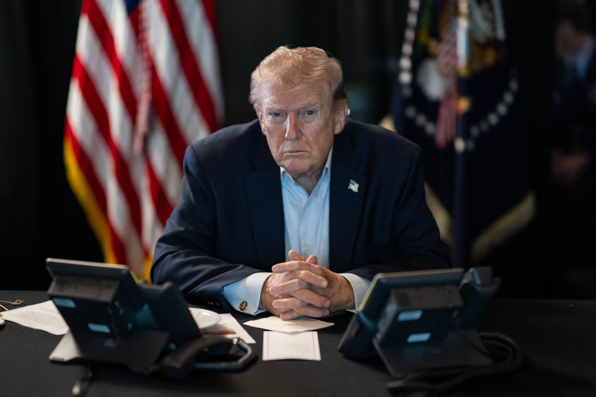 Prezydent USA Donald Trump ogłosił w piątek zwołanie nadzwyczajnego spotkania w Situation Room w Białym Domu. Tematem rozmów ma być podjęcie ostatecznej decyzji dotyczącej porozumienia z Iranem. Trump zapowiedział również, że Stany Zjednoczone przejmą i zniszczą irańskie zapasy wzbogaconego uranu we współpracy z Teheranem.
