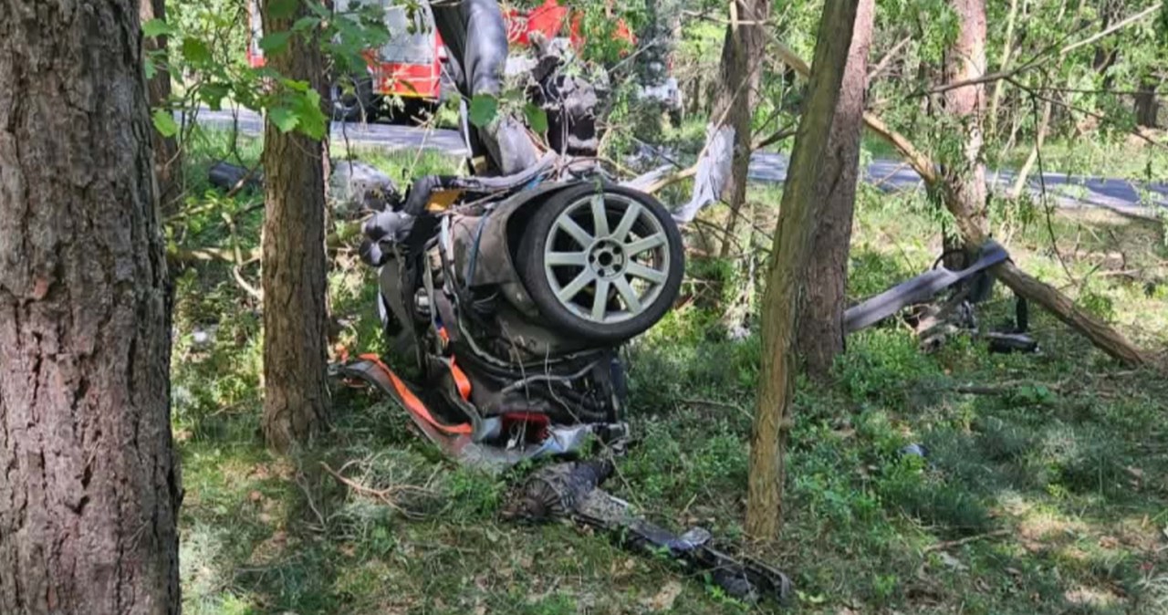 Wypadek pod Kaliszem. Nie żyje 19-letni kierowca, uderzył w drzewa Wypadek pod Kaliszem. Nie żyje 19-letni kierowca, uderzył w drzewa