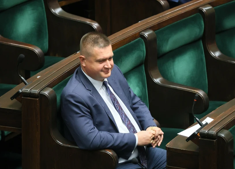 Poseł PiS wyniesiony z samolotu. Świadkowie zabrali głos, polityk tłumaczy