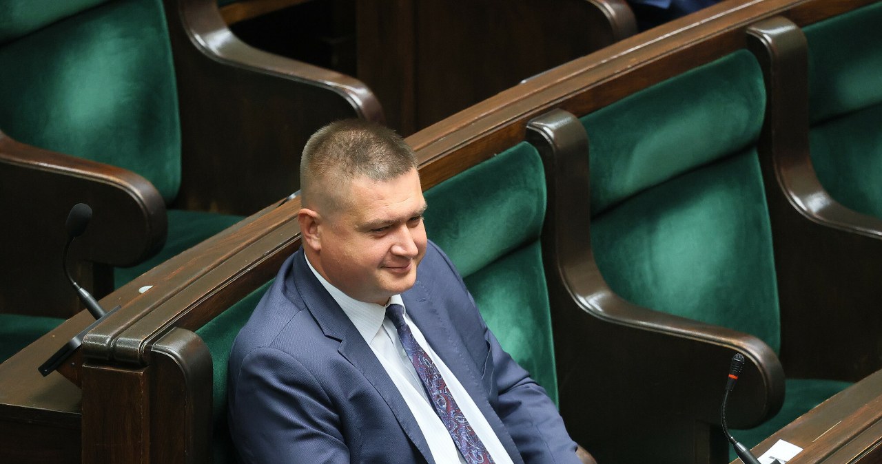 Warszawa. Poseł PiS Marcin Porzucek wyniesiony z samolotu Warszawa. Poseł PiS Marcin Porzucek wyniesiony z samolotu