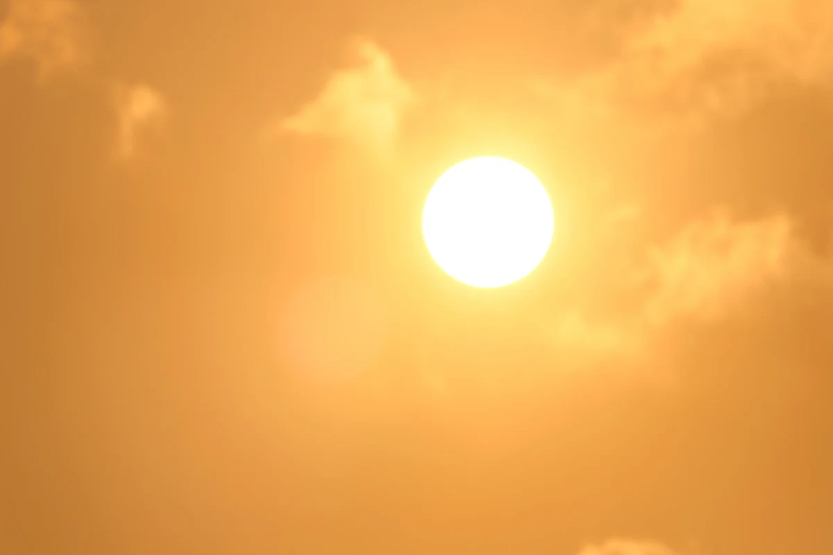Maj 2026 roku na długo pozostanie w pamięci meteorologów i mieszkańców Europy Zachodniej oraz Południowej. Rekordowe temperatury, sięgające nawet 40 st. C, przyniosły środek lata w pełni wiosny, a wszystko za sprawą niebezpiecznego zjawiska meteorologicznego – kopuły ciepła. Choć Polska tym razem uniknęła najgorszego, eksperci ostrzegają: to zjawisko może w każdej chwili dotknąć również nasz kraj. Co kryje się za tym groźnym fenomenem i jak się przed nim chronić?