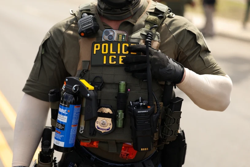 Agent ICE oskarżony w sprawie napaści w Minneapolis. Został zatrzymany