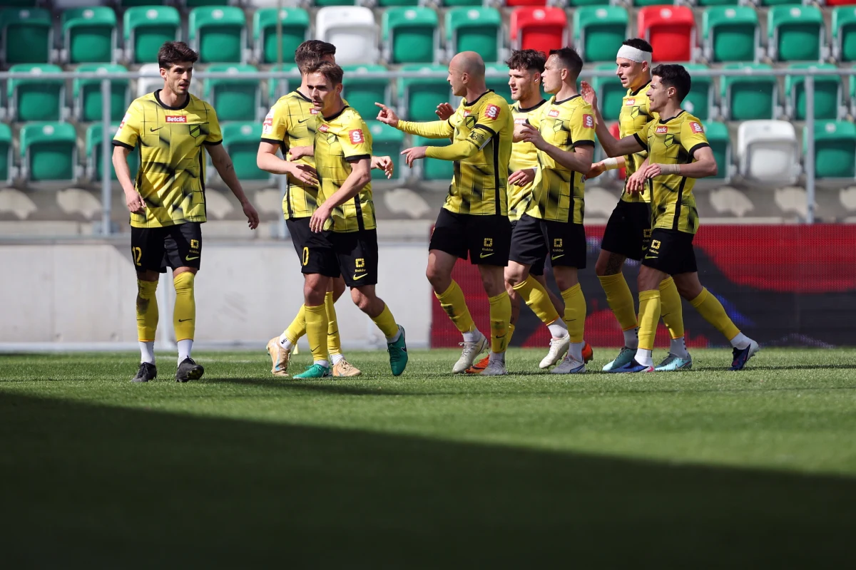 ​Wieczysta Kraków jest już tylko o krok od historycznego awansu na najwyższy szczebel rozgrywkowy w Polsce. Jeśli w niedzielę beniaminek Betclic 1. ligi pokona Chrobrego Głogów w finale baraży, to w spektakularny sposób zwieńczy drogę, jaką przebył od 2020 roku, gdy krakowski zespół występował w klasie okręgowej. W przyszłym sezonie w Ekstraklasie zagrają Cracovia oraz Wisła Kraków, która wraca do elity po czterech latach gry w pierwszej lidze.