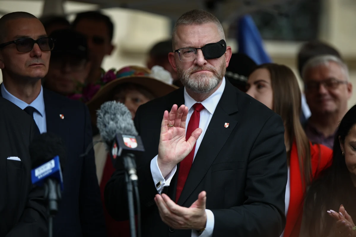 Lider Konfederacji Korony Polskiej Grzegorz Braun ogłosił nazwisko kandydata tej formacji w wyborach na prezydenta Krakowa. O władze w stolicy Małopolski powalczy przedsiębiorca Michał Klimek, który w 2023 roku bez powodzenia ubiegał się o mandat posła na Sejm. Zapowiedział m.in. zwolnienia grupowe w urzędzie miasta. Z zawodu jest inżynierem architektem, związany jest z branżą kwiatową, prowadzi kwiaciarnię. Ma pięcioro dzieci.