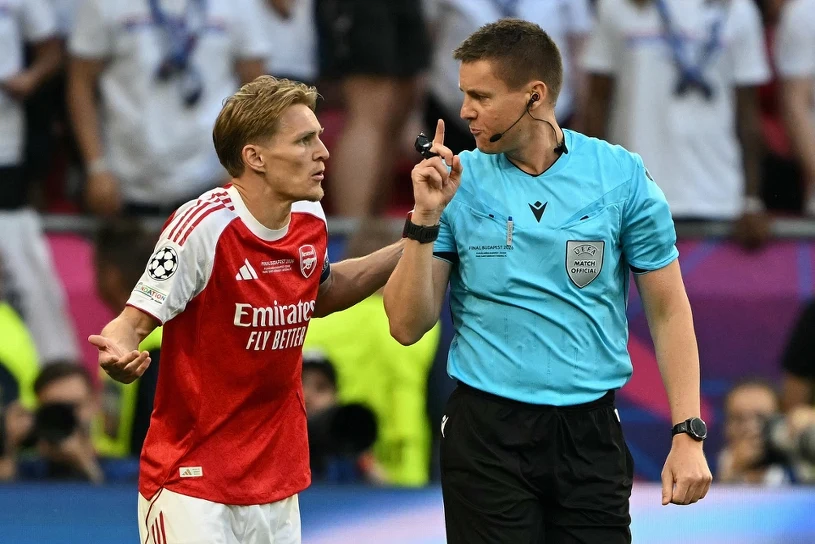 Anglicy nie wierzą w to, co się wydarzyło w finale. Tak potraktowali sędziego